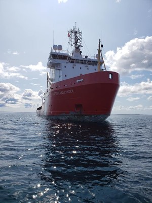 CCGS Captain Molly Kool anchored near Rankin Inlet, Nunavut. (CNW Group/Fisheries and Oceans Central & Arctic Region)