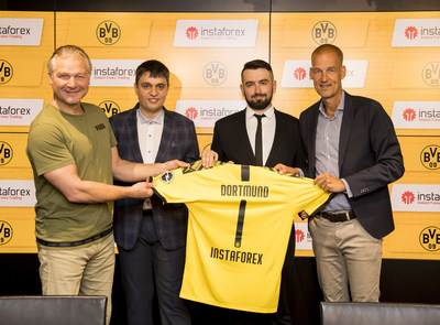The legend of Borussia Dortmund Wolfgang de Beer, InstaForex Business Development Director Pavel Shkapenko, InstaForex Business Development Director for Asia Roman Tcepelev and CEO of Borusssia Carsten Cramer hold the symbolic Borussia-InstaForex jersey announcing the new partnership