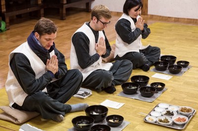 Foreign participants experience Korean traditional Baru gongyang(monks' traditional eating style) at Templestay.