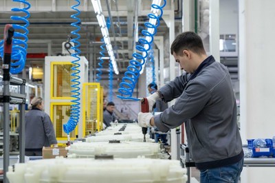 A local employee of Haier is working in the company's Russian factory.