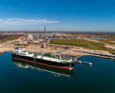 Cheniere Energy takes delivery from Bechtel of the Train 2 at the Corpus Christi Liquefaction (CCL) project in Texas. Cheniere is now operating seven Bechtel-built LNG trains at higher capacity than the nameplate rating on the U.S. Gulf Coast to deliver energy to their customers around the world. Bechtel-delivered facilities produce roughly one-third of the global LNG capacity, supplying about 66 million tonnes of LNG each year, or enough energy to power more than 85 million homes.