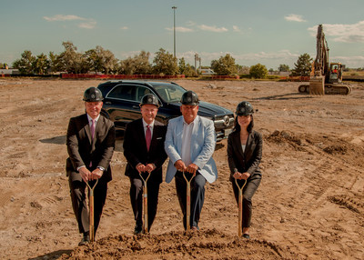 Robert Muller, Vice President, Corporate Retail, Brian Fulton, President & CEO of Mercedes-Benz Canada,  Ward 3 Councillor for Etobicoke-Lakeshore, Mark Grimes, and Freda Wang, Vice President, Network, Training and Process Development, break ground at the future site of Mercedes-Benz Etobicoke. (CNW Group/Mercedes-Benz Canada Inc.)