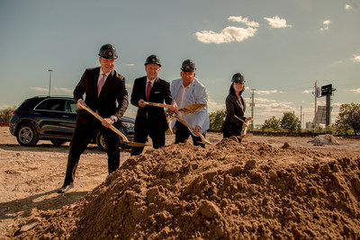 Robert Muller, Vice President, Corporate Retail, Brian Fulton, President & CEO of Mercedes-Benz Canada, Ward 3 Councillor for Etobicoke-Lakeshore, Mark Grimes, and Freda Wang, Vice President, Network, Training and Process Development, break ground at the future site of Mercedes-Benz Etobicoke. (CNW Group/Mercedes-Benz Canada Inc.)