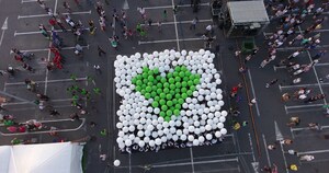 HOSPICE Casa Speranței Breaks Guinness World Records® Record with the Largest Balloon Mosaic Formed by People