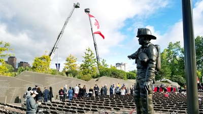 Les proches des pompiers morts en service cheminent aujourd'hui de partout au Canada vers le Mur du Monument aux pompiers canadiens, sur les plaines LeBreton  Ottawa. (Groupe CNW/Association des pompiers de Montral)
