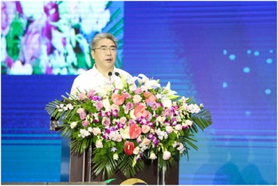Top head of Lianyungang City is addressing the opening ceremony of the expo on Sept 10.