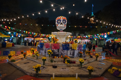 Un gran altar comunitario en el festival del Día de Muertos en San Antonio. Este festival, junto con docenas más de actividades, ayudan a hacer de San Antonio el lugar con la mayor celebración del Día de Muertos en los Estados Unidos.