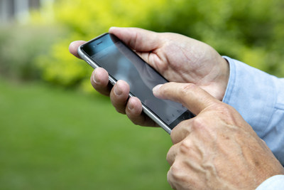58% of Canadians aged 65+ and almost 8 in 10 (78%) aged 50-64 own smartphones, according to a new Environics Research poll commissioned by AGE-WELL. (CNW Group/AGE-WELL Network of Centres of Excellence (NCE))