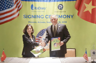 Ms. Nguyen Thi Ha - CEO of VitaDairy Company and representative of the largest American Colostrum group shook hand to congratulate the success of the millions dollar colostrum deal.