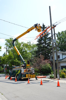 Alectra crews working on a pole replacement in the Dundas area (CNW Group/Alectra Utilities Corporation)