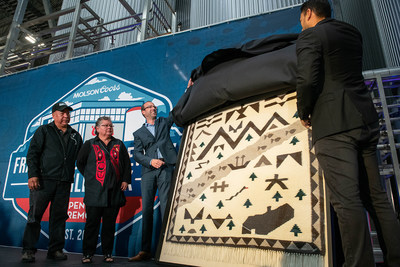 Unveiling Weaving by Stó:lō artist Freida George (CNW Group/Molson Coors Canada)