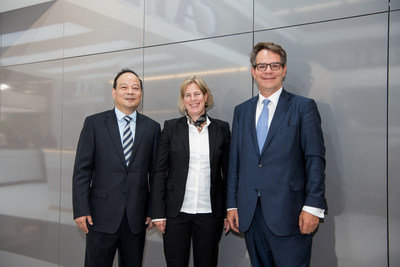From left to right - Dr. Robin Zeng, Founder, Chairman and CEO, Contemporary Amperex Technology (CATL) - Gesa Reimelt, Head of E-Mobility Group Daimler Trucks & Buses - Dr. Frank Reintjes, Head of Global Powertrain, E-Mobility and Manufacturing Engineering Daimler Trucks & Buses 