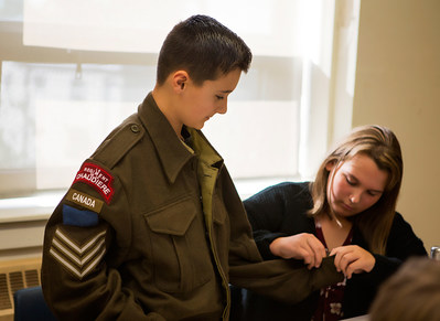 Students at Bayside Middle School in Saint John, New Brunswick, examine an object from the Canadian War Museum’s Second World War Discovery Box. (CNW Group/Canadian War Museum)
