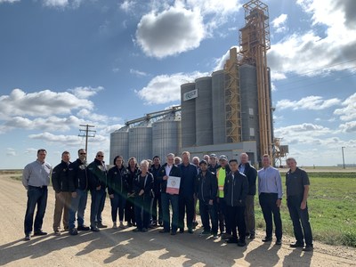 Murray Hamilton, CP Assistant Vice-President, Sales and Marketing, Grain presents the G3 Pasqua team with the 2018-2019 Grain Elevator of the Year award. (CNW Group/Canadian Pacific)