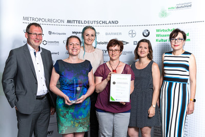 Winners of the 2019 IQ Innovation Awards Central Germany. From left to the right: Dr. Jan Lukowczyk (Serumwerk Bernburg AG), Ivonne Wolff, Dr. Nancy Stanslowsky, Dipl. Ing. (FH) Susanne Finger, Dr. Franziska Aurich (all from Zellkraftwerk GmbH), Antje Strom (KPMG AG Wirtschaftsprüfungsgesellschaft); photo credits: Guido Werner/GWP. Winners of the 2019 IQ Innovation Awards Central Germany. From left to the right: Dr. Jan Lukowczyk (Serumwerk Bernburg AG), Ivonne Wolff, Dr. Nancy Stanslowsky, Dipl. Ing. (FH) Susanne Finger, Dr. Franziska Aurich (all from Zellkraftwerk GmbH), Antje Strom (KPMG AG Wirtschaftsprüfungsgesellschaft); photo credits: Guido Werner/GWP.