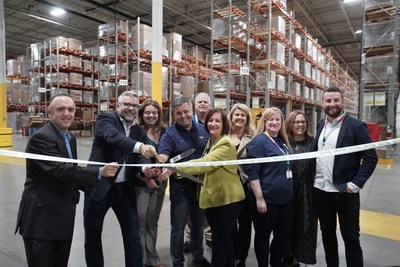 IKEA Canada agrandit son rseau de distribution en ouvrant officiellement les portes de son centre de distribution client de Kleinburg (Groupe CNW/IKEA Canada)
